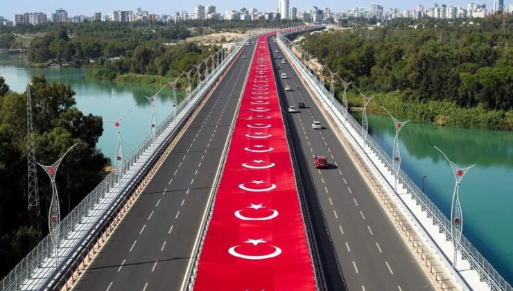 BU BAYRAK 1699 METRE UZUNLUĞUNDA