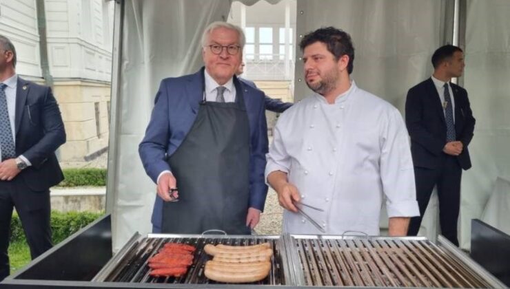 Almanya Cumhurbaşkanı Steinmeier; İstanbul’da döner kesti, mangal tezgahının başına geçti.